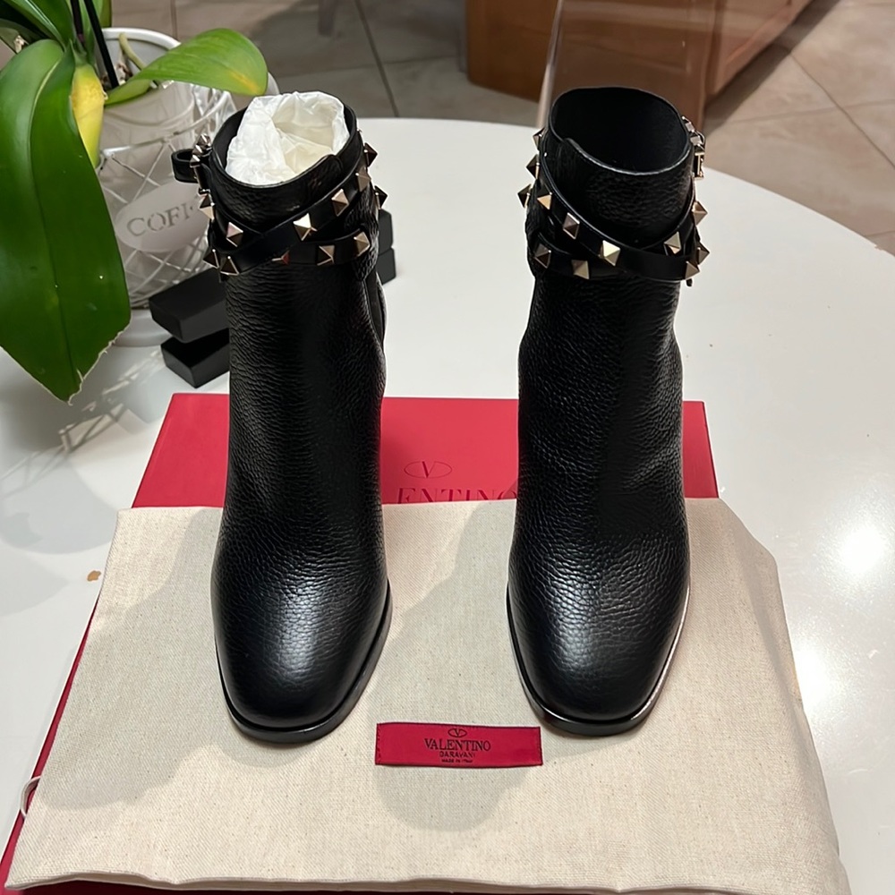 Authentic Valentino Garavani boots black